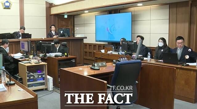 김 씨는 검정색 양복 차림에 뿔테 안경, 흰색 마스크를 착용하고 입정했다. 머리는 풀어 내린 상태였다.