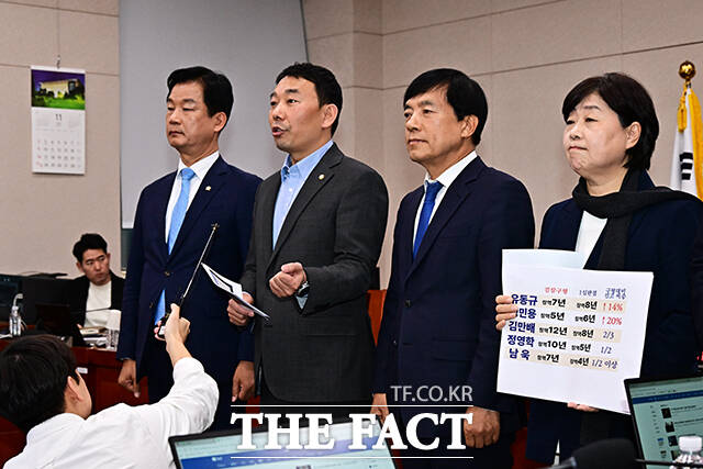 국회 법제사법위원회 소속 범여권 의원들이 19일 검찰의 대장동 사건 항소 포기 결정에 반발한 검사장 18명을 국가공무원법 위반 혐의로 경찰에 고발했다. 사진은 법사위 소속 더불어민주당 박균택, 김용민, 이성윤, 서영교 의원. /배정한 기자