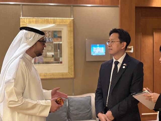 배경훈 부총리 겸 과학기술정보통신부 장관(오른쪽)이 UAE 주요 정부·기업 관계자와 면담하며 ICT 사업 협력 방안을 도출했다. /과학기술정보통신부