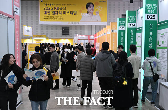 고용노동부와 함께하는 청년의 내일(My Job), 2025 KB굿잡 대전 일자리 페스티벌이 19일 대전컨벤션센터 제2전시장에서 열린 가운데, 취업준비생들이 참가 기업 부스를 둘러보고 있다. /이새롬 기자
