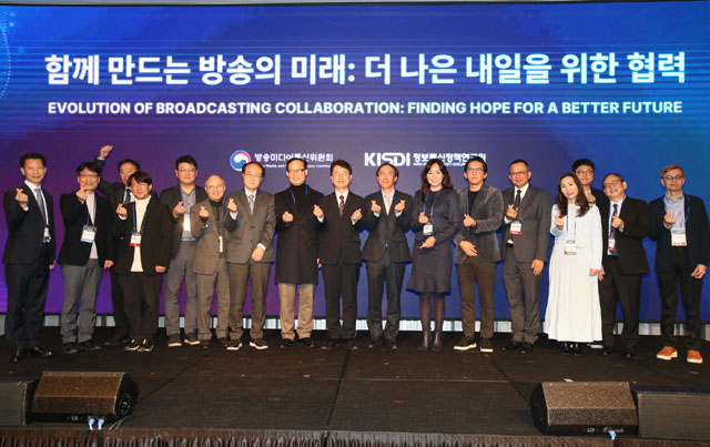 19일 서울에서 열린 2025 인공지능서비스 이용자보호 콘퍼런스에서 참석자들이 기념촬영을 하고 있다. /방미통위