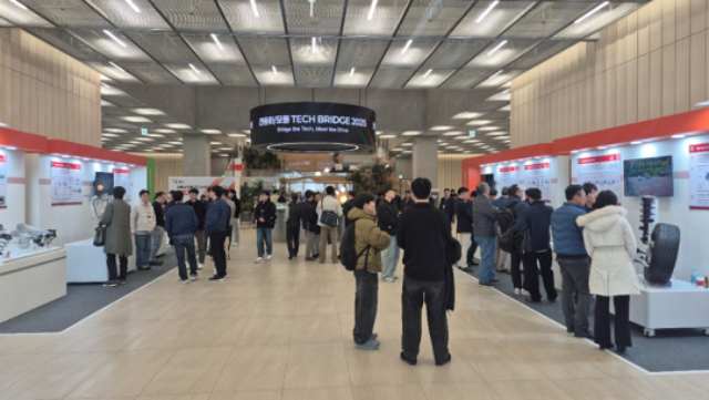 18~19일 경기 의왕 현대모비스 기술연구소에서 진행된 Tech Bridge 2025에서 50개 전동화·모듈 신기술 전시 현장과 첨단 기술을 체험하는 관람객 모습. /현대모비스