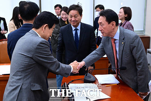 전체회의를 마친 후 김석기 위원장(오른쪽)과 정동영 통일부 장관이 악수를 하고 있다.