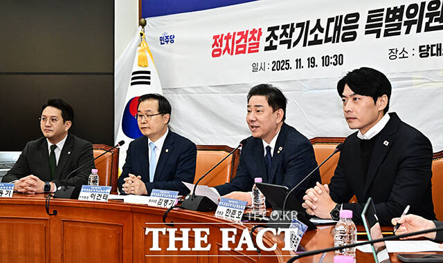 김병기 더불어민주당 원내대표(왼쪽 세번째)가 19일 오전 서울 여의도 국회에서 열린 정치검찰 조작기소대응특위 전체회의에 참석해 모두발언을 하고 있다. /국회=배정한 기자