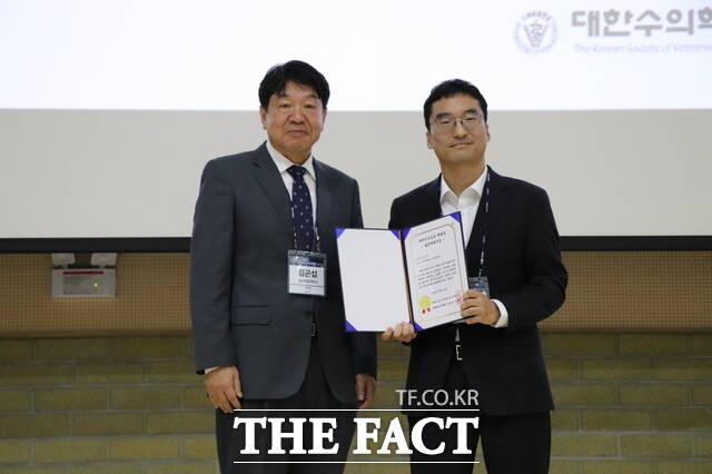 오상익 전북대학교 교수가 대한수의학회 학술대회에서 젊은 과학자상을 수상했다. /전북대