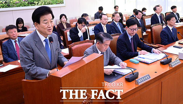 2026년 예산안 의결에 인사말하는 정동영 장관.