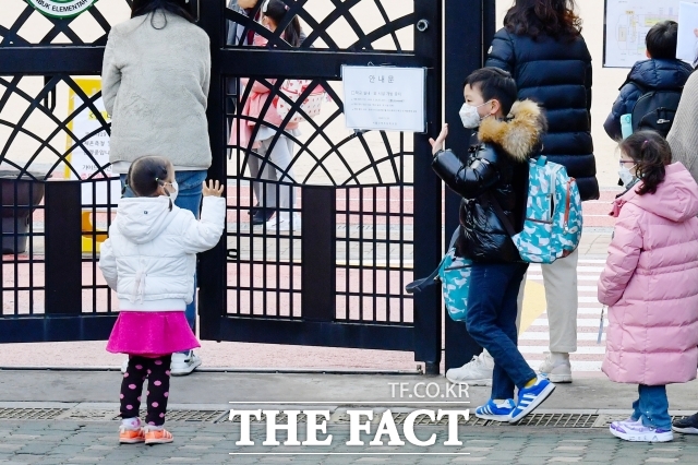 19일 학교 급식 및 돌봄 노동자들이 교육 당국과 저임금 문제 해소 교섭에 난항을 겪으면서 오는 20일부터 지역별 파업에 돌입한다고 밝혔다. 전국 시도교육청은 급식·돌봄교실 차질에 대비한 대책 마련에 나섰다. 사진은 2021년 3월 2일 서울 마포구 한 초등학교 학생들. /더팩트