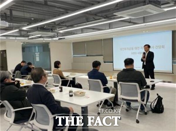 대전투자금융이 지역 투자운용사를 대상으로 19일 지역의 산학연협력기술지주사, 창업기획자, 벤처투자회사 등 16개 투자사와 대전시 기업지원정책과, 스타트업 관계자 등 40여 명이 참석해 모펀드 사업계획 설명을 위한 지역투자사 간담회를 개최했다. /대전투자금융