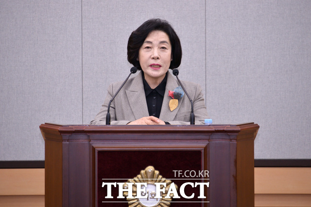 진명숙 여수시의회 의원이 18일 시의회 본회의장에서 5분 자유발언을 하고 있다. /여수시의회