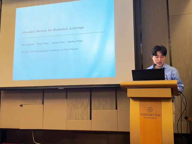 한화생명 AI연구소 관계자가 ICAIF 2025에서 연구 성과를 발표하고 있다. /한화생명