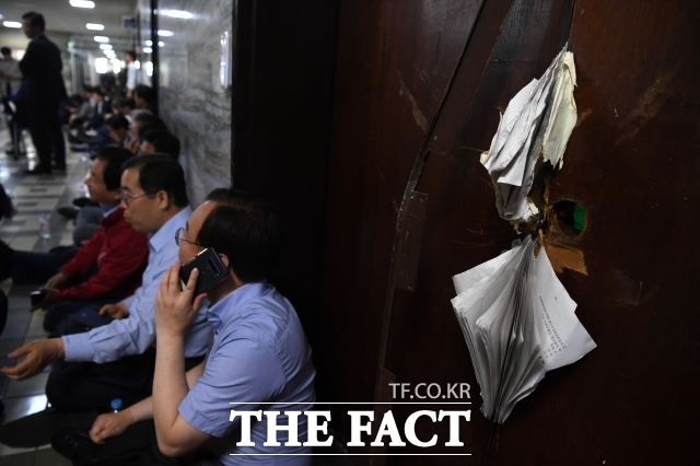 서울남부지법 형사합의11부(장찬 부장판사)는 이날 오후 2시 특수공무집행 방해, 국회법 위반 등 혐의로 기소된 국민의힘 전신 자유한국당 전·현직 의원과 보좌관 등 26명에 대한 1심 선고공판을 연다. 지난 2019년 4월26일 오전 서울 여의도 국회 의안과 앞에 자유한국당 의원을 비롯한 당직자들이 배수진을 치고 있다. /남윤호 기자