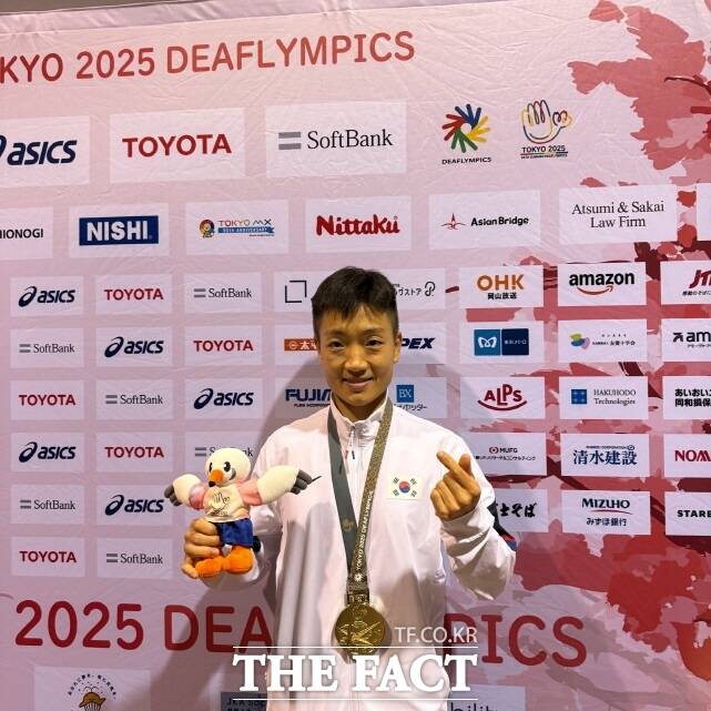 2025 도쿄 하계 데플림픽에서 금메달을 목에 건 정숙화 선수가 시상식에서 포즈를 취하고 있다. /세종시