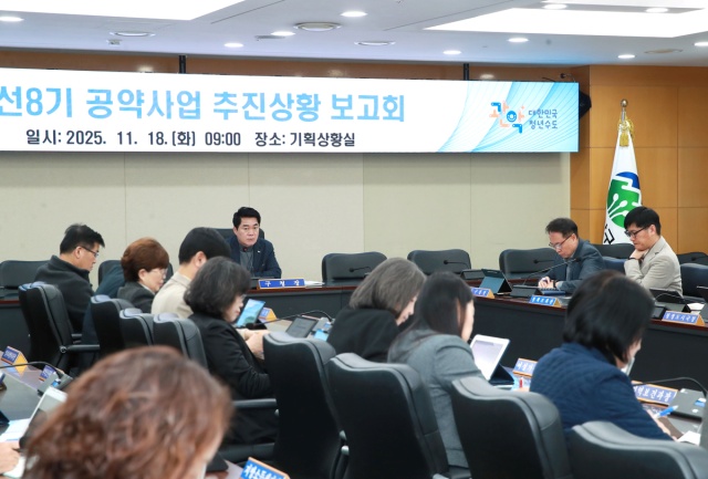 박준희 관악구청장이 18일 하반기 공약사업 보고회에서 당부의 말을 전하고 있다. /관악구