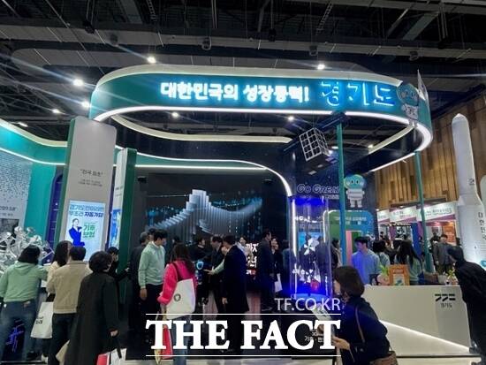 경기도가 19일 울산전시컨벤션센터에서 개최되는 2025 대한민국 지방시대 엑스포에서 미래성장 3대 프로젝트를 알리기 위해 마련한 경기도관에 시민들의 발길이 이어지고 있다. /경기도