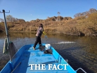  연천군, 어업인들과 한탄강·임진강에 ‘다슬기’ 치어 83만 미 방류