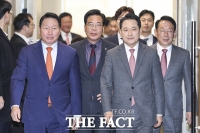  정책간담회 참석하는 최태원-장동혁 [포토]