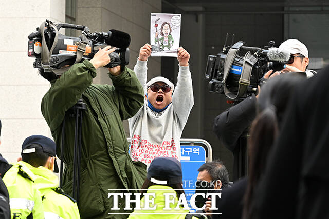 한 시민이 나 의원을 향해 항의하고 있다.