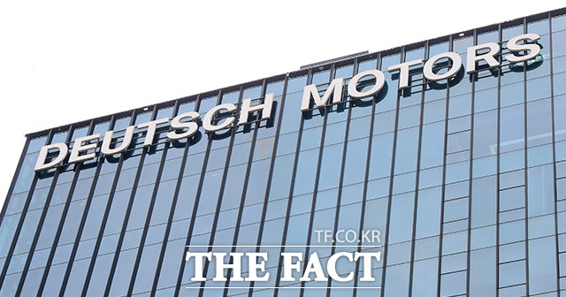 도이치모터스 주가조작 사건의 공범으로 지목된 50대 이모 씨가 경찰에 체포돼 김건희 여사 연루 의혹을 수사하는 민중기 특별검사팀에 압송되고 있다. /더팩트 DB