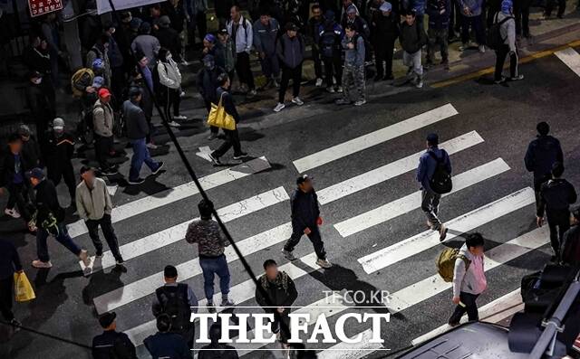 국내 건설산업이 내국인 인력난으로 몸살을 앓고 있다. 국내 젊은 인력이 없는 현장에는 외국인력이 자리를 채우고 있다. /뉴시스