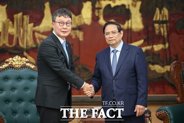 김형년(왼쪽) 두나무 부회장이 지난 7월 29일 베트남 하노이 총리 집무실에서 팜 민 찐 총리와 악수하고 있다./베트남 정부