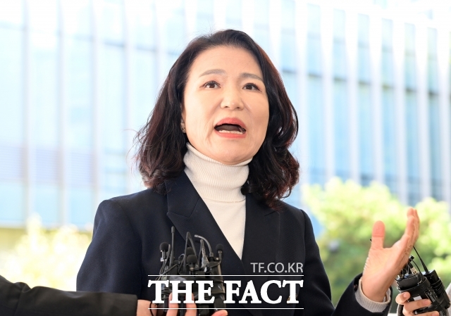 이진숙 전 방송통신위원회(방통위) 위원장이 불구속 상태로 검찰에 넘겨졌다. 경찰에 체포됐다가 석방된 지난 10월4일 이후 1개월 18일 만이다. 사진은 이진숙 전 방송통신위원장이 지난 10월27일 서울 영등포경찰서에서 열린 3차 소환에 출석해 발언하는 모습. /이새롬 기자