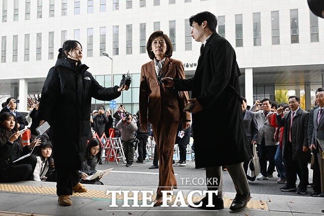 나경원 국민의힘 의원이 1심 선고 공판에 출석하는 가운데 시민들이 항의를 하고 있다.