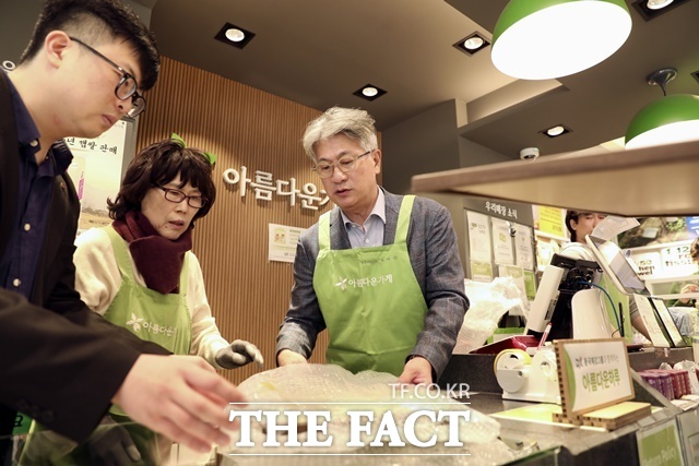 아름다운하루 행사에서 장세욱 동국제강그룹 부회장(가운데)이 일일점원으로 활동하는 모습. /동국제강그룹