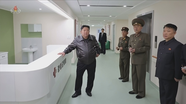 김정은 북한 국무위원장이 지방발전 20×10 정책의 보건 과제로 추진됐던 강동군병원을 찾아 올해 모두 6개의 의료 시설이 생겨났다고 밝혔다. 강동군병원과 구성시병원, 룡강군병원, 평양종합병원 각각 1곳과 원산갈마해안관광지구 응급치료소 내 2곳으로 추정된다. 사진은 김 위원장이 지난달 30일 완공 단계에 강동군병원 건설 현장을 찾은 모습. /뉴시스.조선중앙TV 갈무리