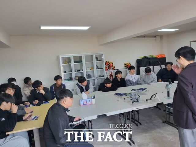 충남도립대 토지행정학과가 논산 국방항공고 학생들을 초청해 국토공간정보 분야 진로체험 프로그램을 운영하고 있다. /충남도립대