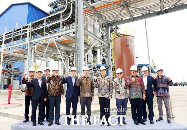 허세홍 GS칼텍스 사장(왼쪽에서 6번째)과 이계인 포스코인터내셔널 사장(왼쪽에서 7번째)을 비롯한 주요 관계자들이 19일 인도네시아 발릭파판에서 기념 촬영을 하고 있다. /GS칼텍스