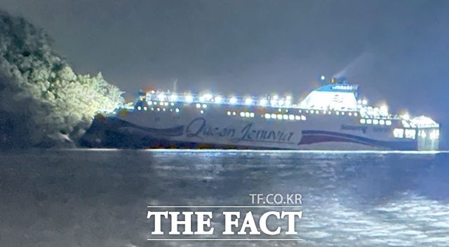 19일 오후 전남 신안군 장산면 족도 해상에서 승객과 승무원 267명을 태운 여객선이 좌초된 지 3시간여 만에 전원 구조되는 사고가 발생했다. /목포해양경찰서