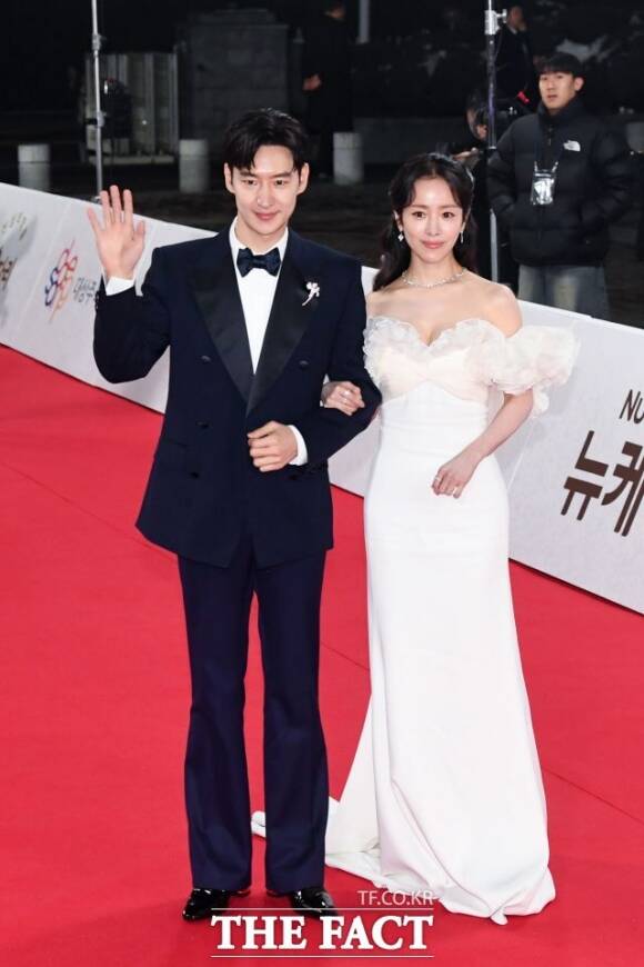 이제훈(왼쪽)은 올해 시상식이 진행될수록 점점 긴장이 풀리고 여유를 찾아갔지만, 한지민은 시종일관 긴장된 모습으로 미숙한 진행 실력을 보여줘 실망을 안겼다. 사진은 제45회 청룡영화상 시상식에 참석해 레드카펫을 밟고 있는 모습. /더팩트 DB