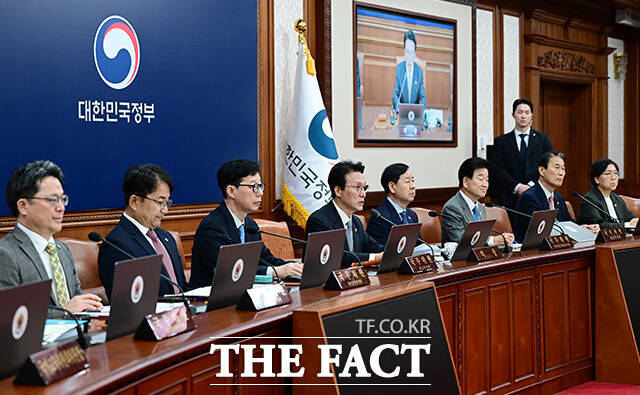 지난 18일 오전 서울 종로구 정부서울청사에서 열린 국무회의를 주재하는 김민석 국무총리. /임영무 기자