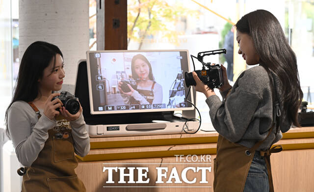 광학기기 전문기업 니콘이미징코리아(대표 정해환)가 20일 서울 종로구 북촌 코너스퀘어에 Nikon Stay(니콘 스테이)를 오픈한 가운데, 모델들이 내부 공간에서 니콘의 첫 시네마 카메라 ZR의 시네마 모드를 체험하고 있다.