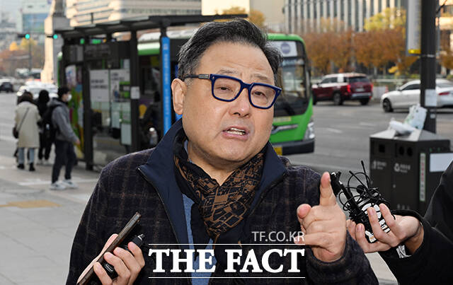 김건희 씨에게 바쉐론 시계를 건네고 특혜를 받은 의혹을 받고 있는 서성빈 드론돔 대표가 20일 오전 서울 종로구 광화문KT 웨스트에 마련된 김건희특검 사무실로 출석하며 기자들의 질문에 답변을 하고 있다. /임영무 기자