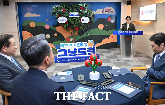 김병준 사회복지공동모금회장과 정은경 보건복지부 장관, 진옥동 신한금융지주 회장, 김성이 한국사회복지협의회장(왼쪽부터)이 국민 기본 먹거리 보장을 위한 '그냥드림' 사업 업무협약식(MOU)에 참석해 협약서에 사인한 뒤 박수를 치고 있다.