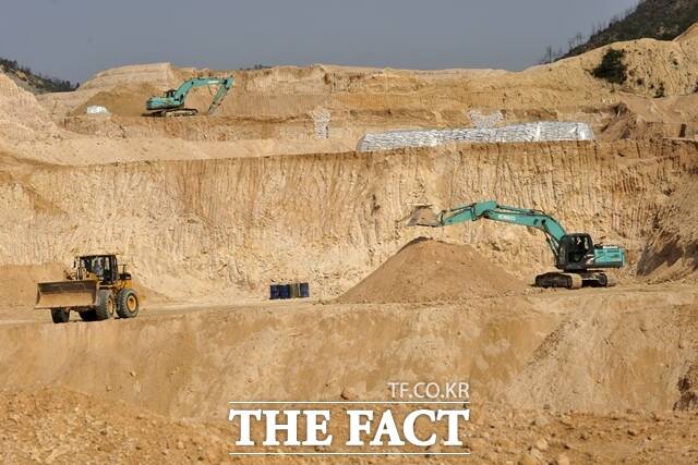 산업통상부는 20일 용산 피스앤파크에서 제2차 희소금속 산업발전협의회를 열고, 희소금속 공급망 안정화 방안을 논의했다. 사진은 중국 장시성 간현의 한 희토류 광산 채굴 모습. /뉴시스