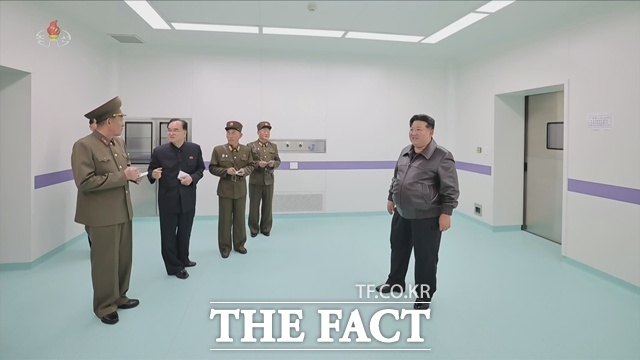 북한이 ‘지방발전 20×10(20승 10) 정책’ 사례인 평양시 외곽 강동군병원을 착공 9개월여 만에 준공했다. 사진은 지난달 30일 김정은 북한 국무위원장이 완공 전 강동군병원 건설현장을 돌아봤던 모습이다. /뉴시스