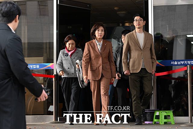 법원 나서는 나경원 국민의힘 의원.
