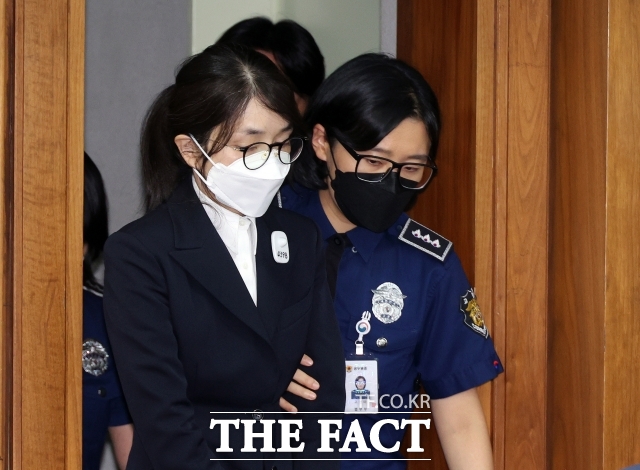 김건희 여사 연루 의혹을 수사하는 민중기 특별검사팀이 윤석열 전 대통령 부부에게 내달 조사에 출석할 것을 재차 통보했다. 도이치모터스 주가조작과 명태균 공천개입, 통일교 청탁·뇌물 수수 의혹 혐의 등으로 구속기소 된 김건희 씨(파면된 전직 대통령 윤석열의 아내)가 지난 9월24일 오후 서울 서초구 서울중앙지방법원에서 열린 첫 재판에 출석하고 있다. <2025.9.24 사진공동취재단>