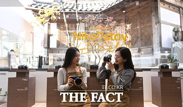 광학기기 전문기업 니콘이미징코리아(대표 정해환)가 20일 서울 종로구 북촌 코너스퀘어에 Nikon Stay(니콘 스테이)를 오픈한 가운데, 모델들이 내부 공간에서 제품을 체험하고 있다. /이새롬 기자