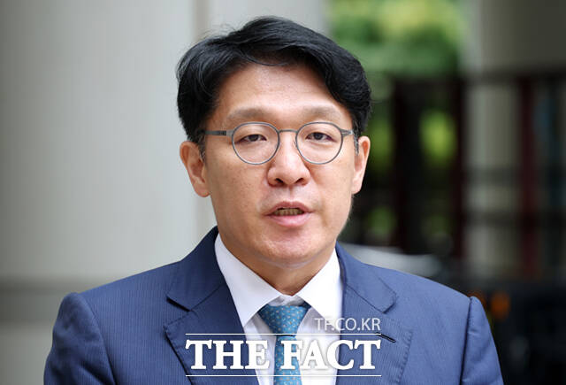 김건희 여사에게 공천을 청탁하기 위해 고액의 그림을 전달한 혐의를 받는 김상민 전 검사 재판이 20일 본격적으로 시작됐다. 김 전 검사가 지난 9월 서울 서초구 서울중앙지방법원에서 열린 구속영장실질심사에 출석하며 취재진 질문에 답하고 있다. /이새롬 기자