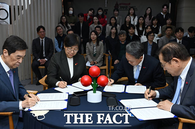 김병준 사회복지공동모금회장과 정은경 보건복지부 장관, 진옥동 신한금융지주 회장, 김성이 한국사회복지협의회장(왼쪽부터)이 국민 기본 먹거리 보장을 위한 '그냥드림' 사업 업무협약식(MOU)에 참석해 협약서에 사인한 뒤 박수를 치고 있다.