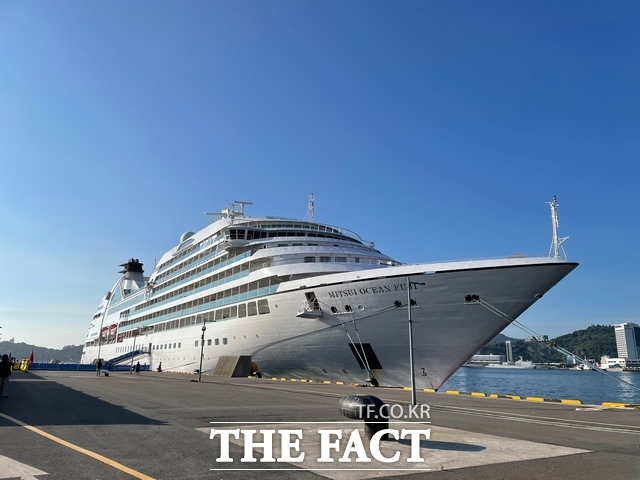 일본 국제크루즈인 미츠이 오션후지호가 20일 여수항에 입항해 정박해 있다. /여수시