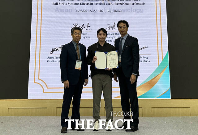 이섬균 전북대학교 스포츠과학과 교수 연구팀이 2025 전 세계 운동학 및 스포츠과학 연합 학술대회에서 젊은 연구인상 2등상을 수상했다. /전북대