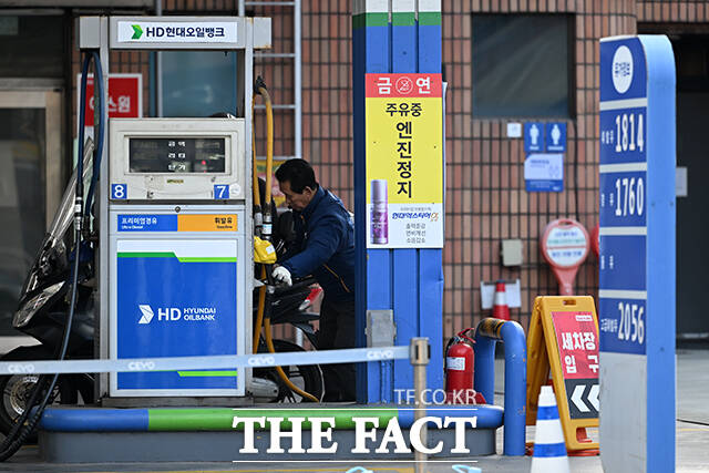 서울 휘발유 가격이 9개월여 만에 1800원대를 넘어선 20일 오전 서울 시내 주유소에 유가 정보가 표시돼 있다. /서예원 기자