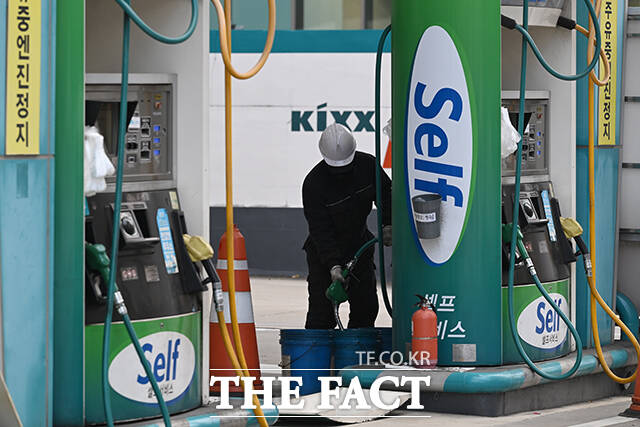 서울 휘발유 가격이 9개월여 만에 1800원대를 넘어선 20일 오전 서울 시내 주유소에 유가 정보가 표시돼 있다. /서예원 기자