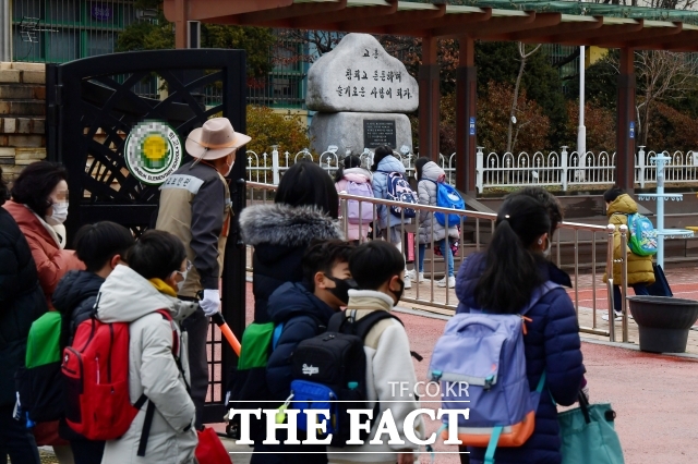 학교 급식과 돌봄 등에 종사하는 비정규직 노동자들이 저임금 문제 해소를 요구하며 20일 서울과 인천, 강원, 세종, 충북 등 5곳에서 20일 파업에 나섰다. 교육부는 이날 오전 11시 기준, 파업 5개 지역 교육청 소속 교육공무직원 5만3598명 가운데 6천921명(12.9%)이 파업에 참여했다고 밝혔다. 사진은 2021년 3월 2일 서울 마포구 한 초등학교 학생들 /더팩트