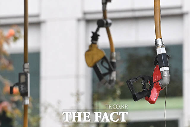 서울 휘발유 가격이 9개월여 만에 1800원대를 넘어선 20일 오전 서울 시내 주유소에 유가 정보가 표시돼 있다. /서예원 기자