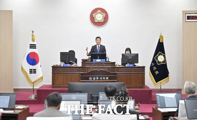 임달희 공주시의장이 20일 공주시의회 제262회 제2차 정례회를 열고 개회사를 하고 있다. /공주시의회